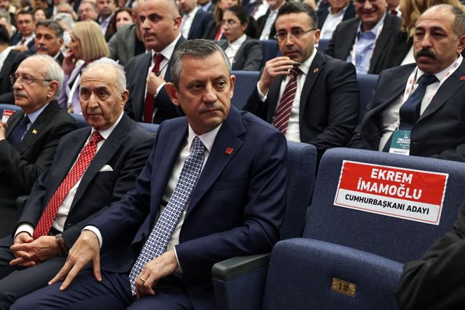 Özgür Özel (au centre), chef du Parti républicain du peuple (CHP), principal parti d’opposition turc, est assis à côté de la chaise vide préparée pour le maire d’Istanbul, Ekrem Imamoglu, emprisonné, lors d’un congrès extraordinaire du parti, à Ankara, le 6 avril 2025.