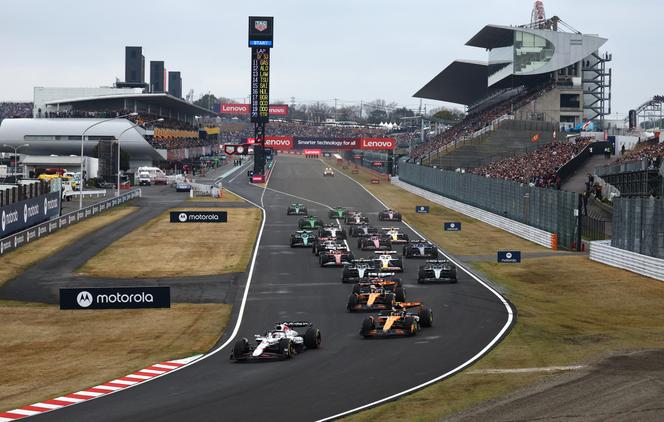 Max Verstappen (Red Bull) mène au premier virage devant Lando Norris (McLaren) et Oscar Piastri, lors du Grand Prix du Japon, à Suzuka, dimanche 6 avril.