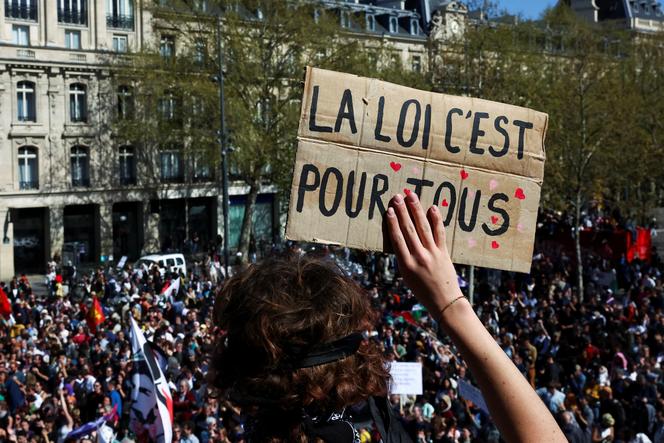 Lors du rassemblement contre l’extrême droite organisé par La France Insoumise et Les Ecologistes, place de la République, à Paris, le 6 avril 2025.