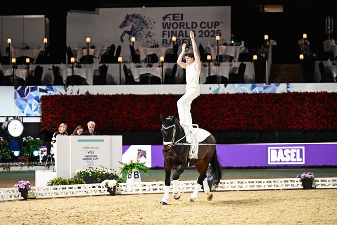 Le Français Quentin Jabet, sur Goldjunge et longé par Jacqueline Schönteich, lors du test libre de la finale de voltige masculine de la Coupe du monde d’équitation, à Bâle (Suisse), le 6 avril 2025.