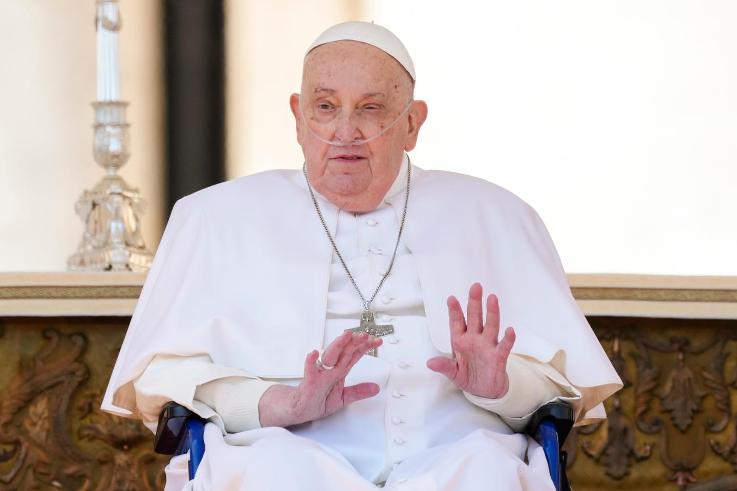 Pope Francis makes surprise appearance in Saint Peter's Square