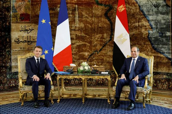 Le président égyptien Abdel Fattah al-Sissi reçoit Emmanuel Macron au palais présidentiel du Caire, le 7 avril 2025.