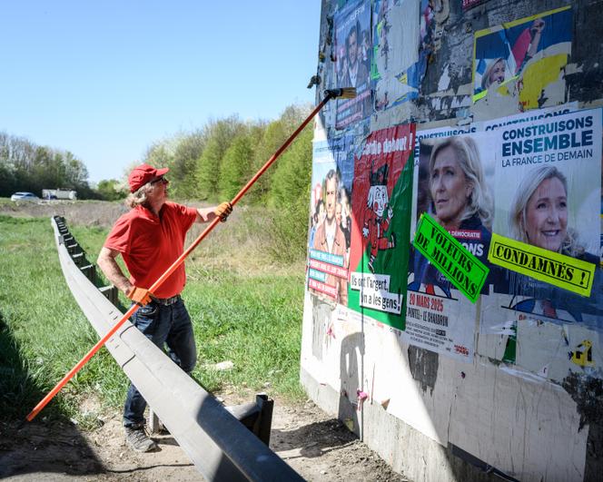 Philippe Crigny, 71, militant of Picardy Standing!, Sticks posters of François Ruffin and banners 