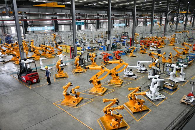 Des robots industriels dans un atelier de production de Nanjing ESTUN Automation Co., Ltd à Nanjing (province du Jiangsu), en Chine, le 7 avril 2025.