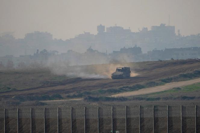 Un véhicule de l’armée israélienne dans la bande de Gaza, vu du sud d’Israël, le 16 janvier 2025.