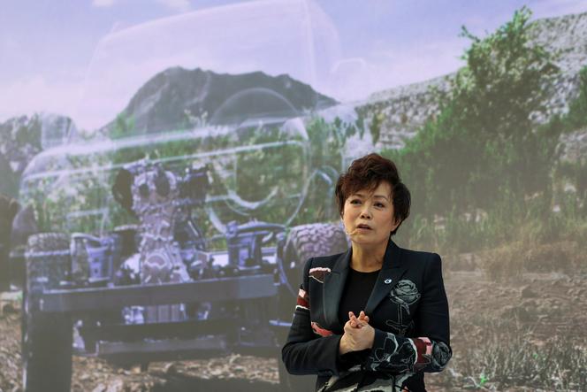 Stella Li, vice-présidente exécutive du géant chinois des véhicules électriques BYD, à Milan, en Italie, le 7 avril 2025.