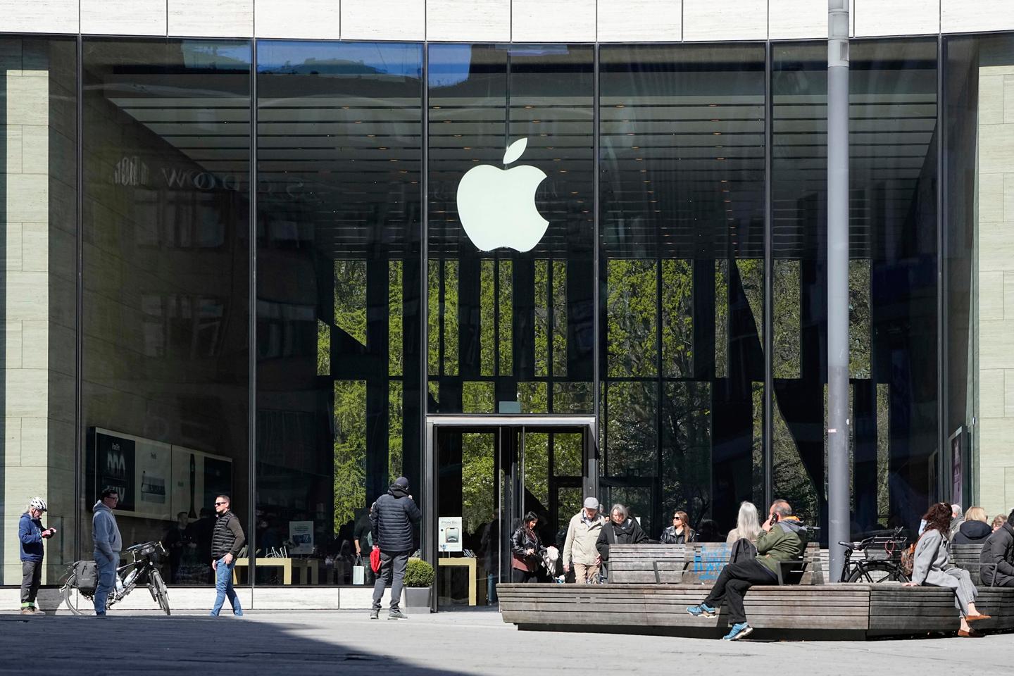 EU fines Apple €500 million and Meta €200 million