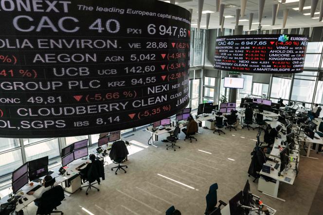 Les indicateurs de marché affichés sur un écran numérique dans le bâtiment de la Bourse Euronext, dans le quartier d’affaires de la Défense, à Paris, le 7 avril 2025.