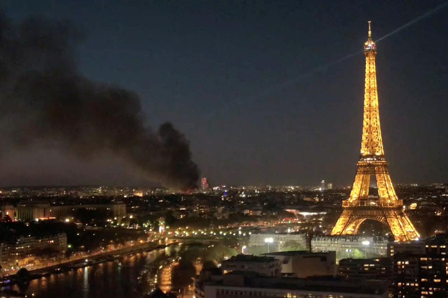 In Paris, 200 firefighters battle major fire