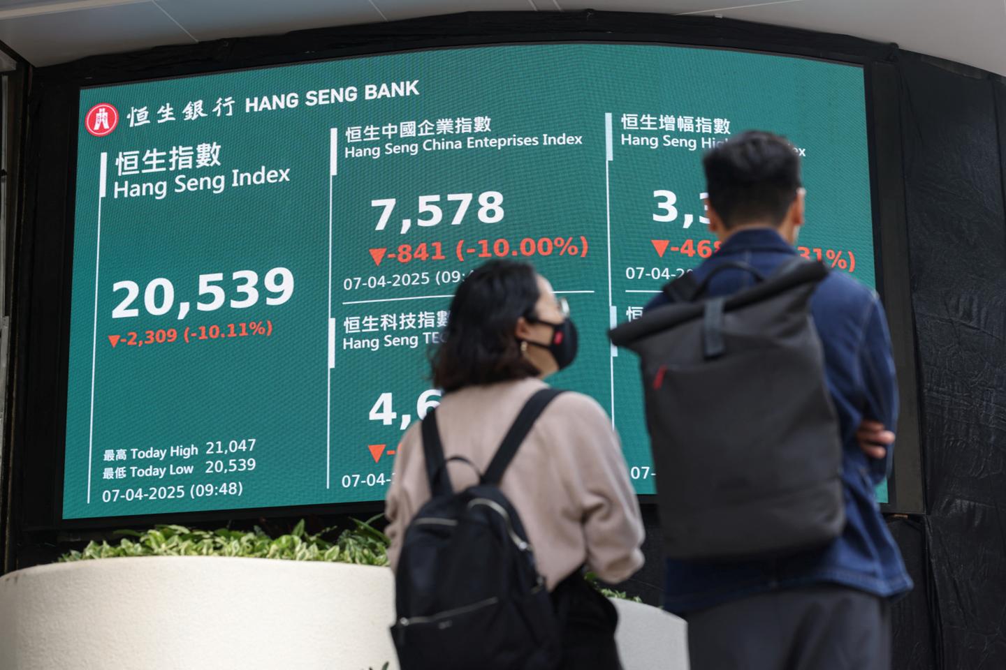 Asian markets plunge after China's retaliation to Trump's tariffs'