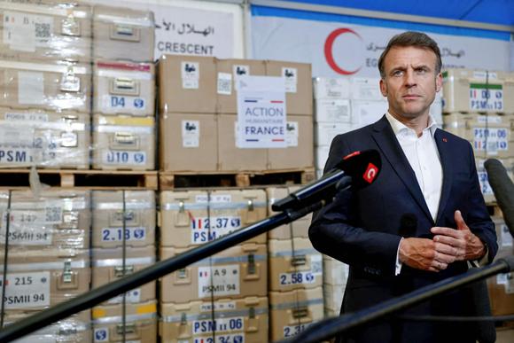 Emmanuel Macron s’exprime depuis les locaux du Croissant-Rouge d’El-Arich (Egypte), le 8 avril 2025.