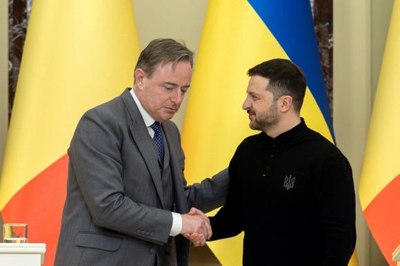 Le président ukrainien, Volodymyr Zelensky, rencontre le premier ministre belge, Bart De Wever, en visite à Kiev, le 8 avril 2025.