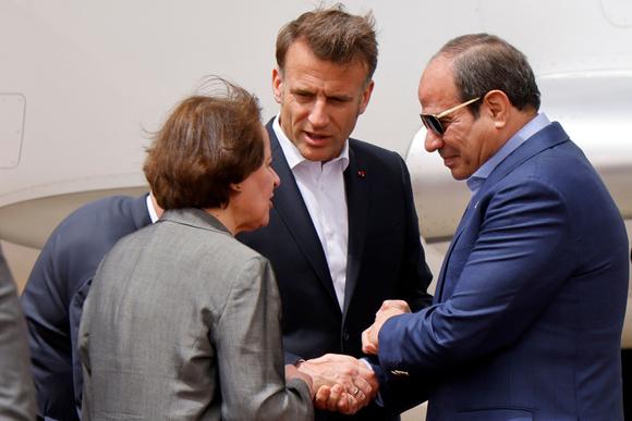 Le président égyptien, Abdel Fattah Al-Sissi (à droite), et le président français, Emmanuel Macron (au centre), à l’aéroport international d’El-Arich, en Egypte, le 8 avril 2025.