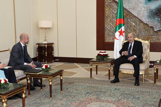 Une photo publiée par la page Facebook de la présidence algérienne montre le président algérien Abdelmadjid Tebboune rencontrant le ministre français des Affaires étrangères Jean-Noël Barrot, à Alger, le 6 avril 2025.