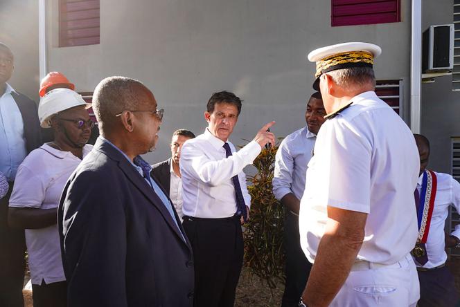 Manuel Valls, au centre, et le préfet de Mayotte, Francois-Xavier Bieuville, à droite (de dos), sur l’île de Mayotte, le 8 avril 2025.