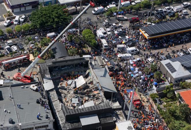 Des secouristes recherchent des survivants dans la boîte de nuit Jet Set après l’effondrement de son toit lors d’un concert de merengue à Saint-Domingue, en République dominicaine, le 8 avril 2025. 