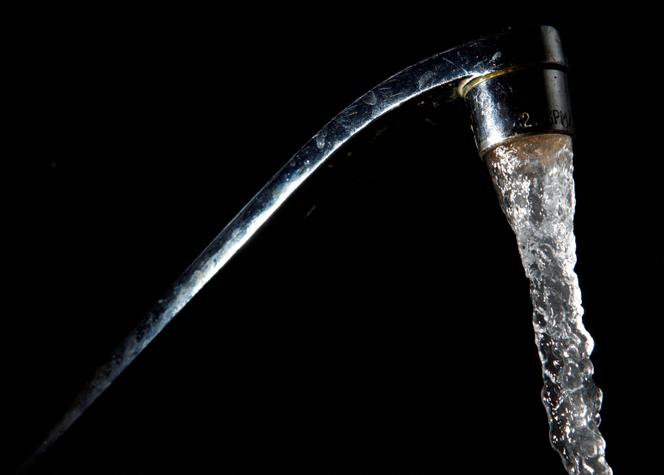 De l’eau sortant d’un robinet, à New York, le 14 juin 2009.