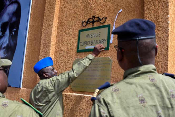 Des militaires dévoilent la nouvelle plaque de l’ex-avenue Charles-de-Gaulle, rebaptisée avenue Djibo-Bakary, à Niamey, le 15 octobre 2024.