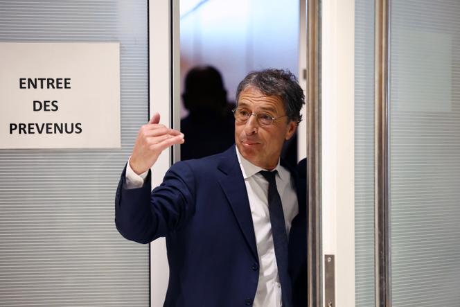 L’homme d’affaires franco-algérien Alexandre Djouhri, au tribunal de Paris, le 8 avril 2025.