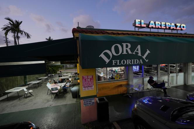 Un restaurant vénézuélien, où se réunissent de nombreuses personnes de la communauté, à Doral, près de Miami (Floride), le 2 avril 2025.