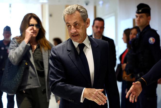 Nicolas Sarkozy quitte le tribunal de Paris, dans le cadre du procès sur les soupçons de financement libyen de la campagne présidentielle de 2007, le 8 avril 2025.