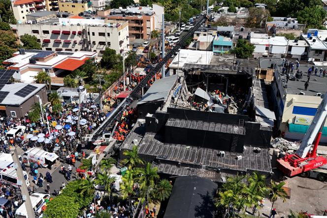 Les services de secours dominicains sur les lieux de l’accident, à Saint-Domingue, le 8 avril 2025.