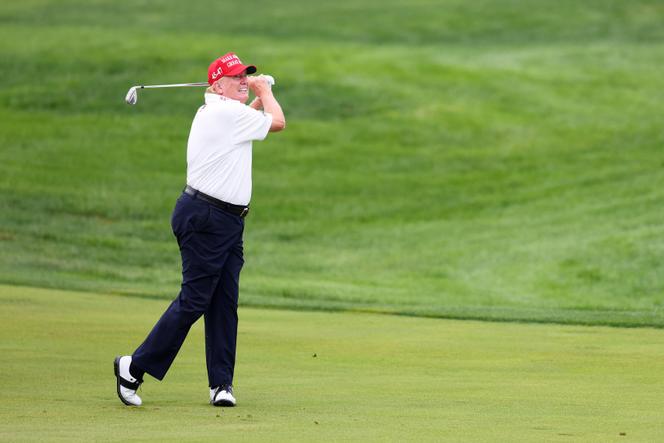 Donald Trump pendant le tournoi Pro-Am avant le LIV Golf Invitational - Bedminster au Trump National Golf Club le 10 août 2023 dans le New Jersey.