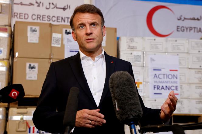 Emmanuel Macron dans les locaux du Croissant-Rouge à El-Arich, près de la frontière entre l’Egypte et la bande de Gaza, le 8 avril 2025.
