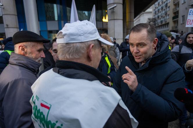 Karol Nawrocki, candidat à la présidence soutenu par le parti Droit et justice (PiS), avec des manifestants, devant un bureau de la Commission européenne, à Varsovie, en Pologne, le 3 janvier 2025, lors d’une manifestation d’agriculteurs contre les politiques agricoles de l’Union européenne.