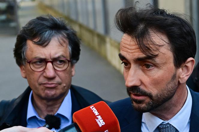 O prefeito de Lyon, Grégory Doucet, na sede da polícia de Lyon (Ródano), 9 de abril de 2025.