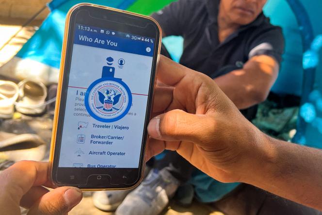 Un migrant montre l’application CBP One de l’agence américaine des douanes et de la protection des frontières, qui permet de prendre rendez-vous pour demander l’asile, sur un téléphone à Ciudad Juarez, dans l’Etat de Chihuahua, au Mexique, le 10 mai 2023. 