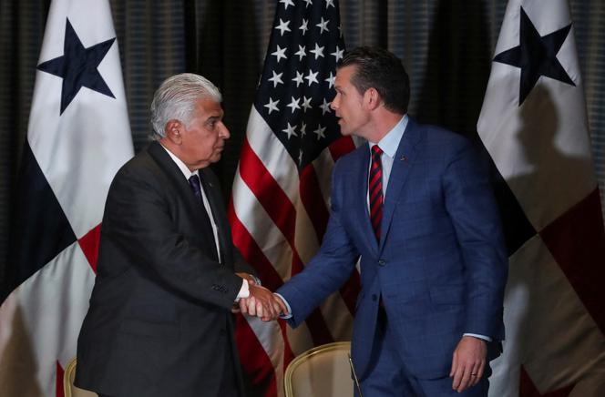 Le président du Panama, José Raul Mulino, et le secrétaire à la défense américain, Pete Hegseth, à Panama City, le 9 avril 2025.