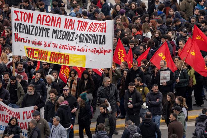 Manifestation contre les bas salaires, à Athènes, en Grèce, le 9 avril 2025. Sur la banderole, on peut lire : « Dans la lutte et la grève, nous obtenons salaires et droits ».