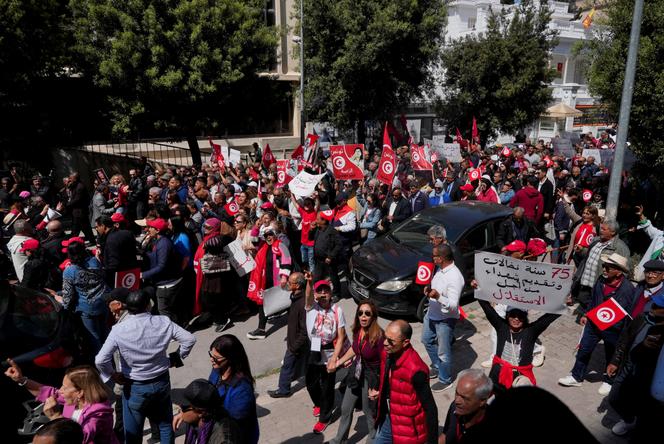 Manifestation des partisans du parti destourien libre, dont la présidente est emprisonnée depuis octobre 2023, contre le président tunisien, Kaïs Saïed, à Tunis, le 9 avril 2025.