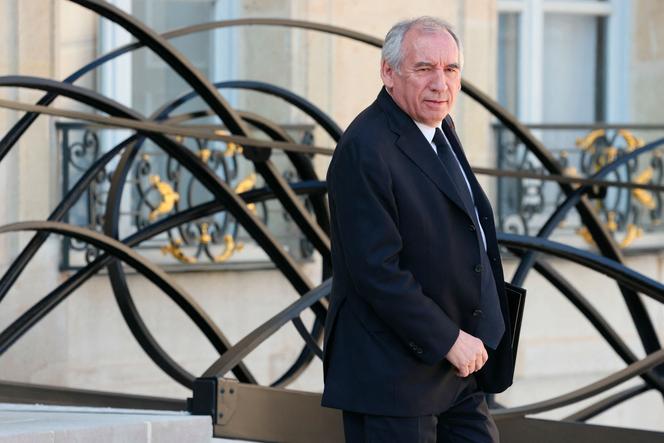 Le premier ministre, François Bayrou, quitte le Palais de l’Elysée après la réunion hebdomadaire du conseil des ministres, le 9 avril 2025.