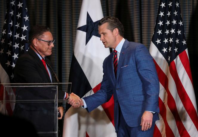 Le secrétaire à la défense américain, Pete Hegseth, serre la main du ministre de la défense panaméen, Frank Abrego, lors d’une conférence de presse, à Panama, le 9 avril 2025.