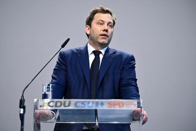 Le coprésident du parti social-démocrate et président du groupe parlementaire du SPD, Lars Klingbeil, lors d’une conférence de presse avec le futur chancelier allemand, Friedrich Merz, à Berlin, le 9 avril 2025.