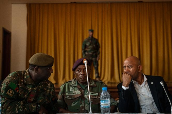 De gauche à droite : Geoffrey Choongo Zyeele, commandant de l’armée zambienne, Rudzani Maphwanya, chef de l’armée sud-africaine, et Kula Ishmael Theletsane, directeur de la commission des affaires politiques, de défense et de sécurité de la Communauté de développement d’Afrique australe (SADC), lors de la signature d’un accord de cessez-le-feu avec les rebelles du Mouvement du 23-Mars, à Goma, le 28 mars 2025.