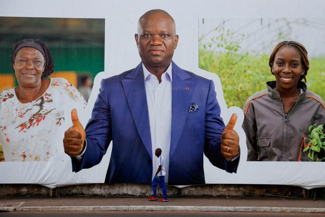 Une affiche de campagne de Brice Oligui Nguema, à Libreville, le 7 avril 2025.