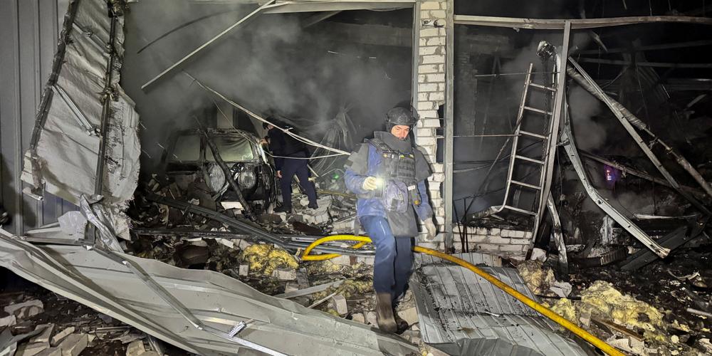 Sur le site de l’attaque d’un drone russe, à Kharkiv, le 9 avril 2025. - VITALII HNIDYI / REUTERS