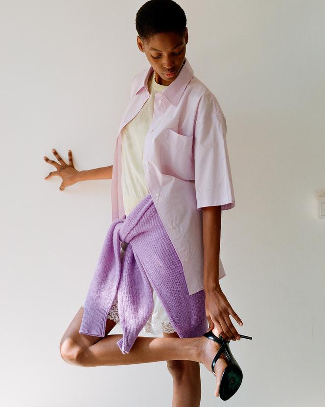 Pull à col polo Damon en alpaga et mohair (noué à la taille), pull à manches courtes Dua en coton et polyamide et chemise Bobbie en coton biologique, 245 €, 185 € et 145 €, Soeur. Chaussures Alaïa. Nuisette Damart vintage.