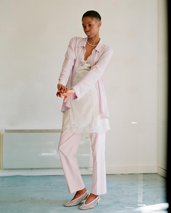 Chemise Dim en soie et pantalon Dandy en coton et en lin, Vanessa Bruno, 295 € et 275 €. Chaussures Fendi. Nuisette Damart vintage.