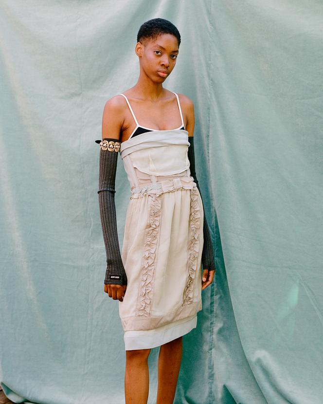 Robe en soie, 4 100 €, maillot de bain, mitaines et bracelet, Miu Miu.