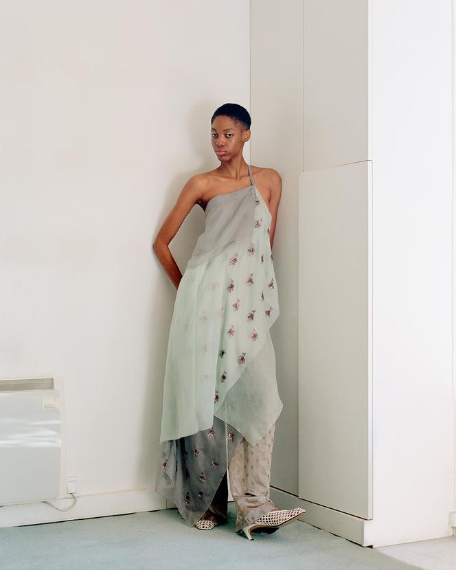 Robe en organza de soie brodé et pantalon en soie, 5 500 € et 1 600 €, et chaussures Fendi.