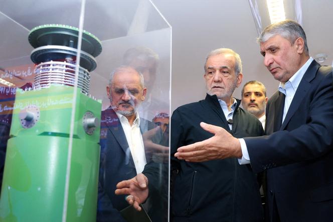 Le président iranien, Massoud Pezeshkian, lors de la visite d’une exposition sur le programme nucléaire de la République islamique, à Téhéran, le 9 avril 2025. 