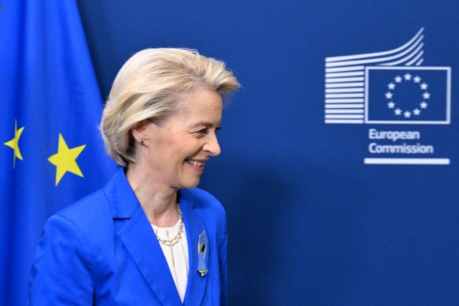 O presidente da Comissão Europeia, Ursula von der Leyen, reage na sede da Comissão da UE em Bruxelas em 10 de abril de 2025.