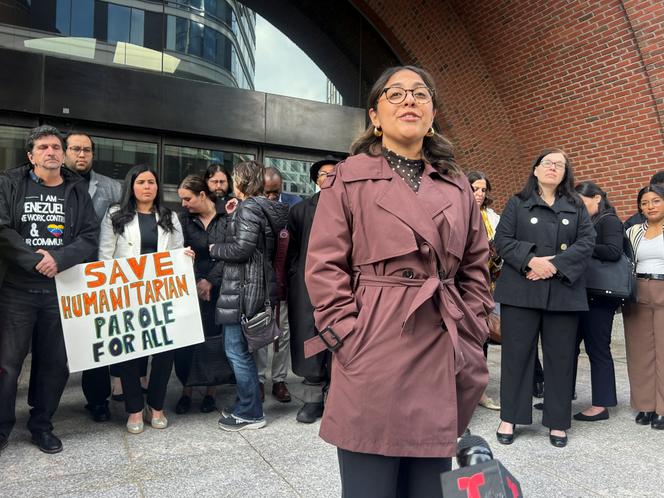 Laura Flores-Perilla, avocate d’un groupe de défense des droits des immigrés, s’entretient avec des journalistes à l’extérieur du tribunal fédéral de Boston (États-Unis), le 10 avril 2025.