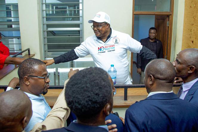 Le chef principal de l'opposition tanzanienne, Tundu Lissu (au centre), au Dar es-Salaam (Tanzanie), le 10 avril 2025.