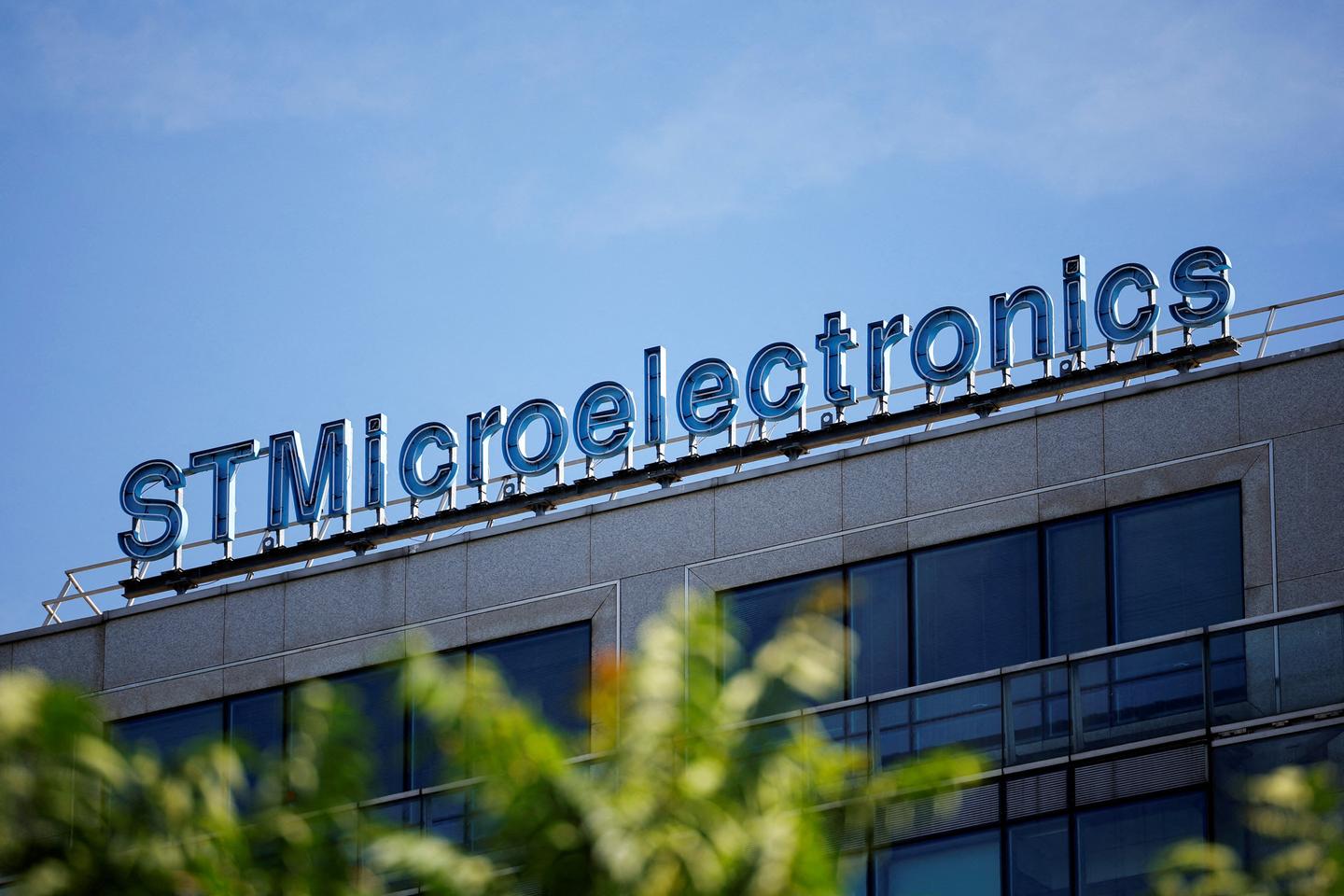 Semi-conducteurs : STMicroelectronics prévoit un millier de départs volontaires en France d’ici à 2027