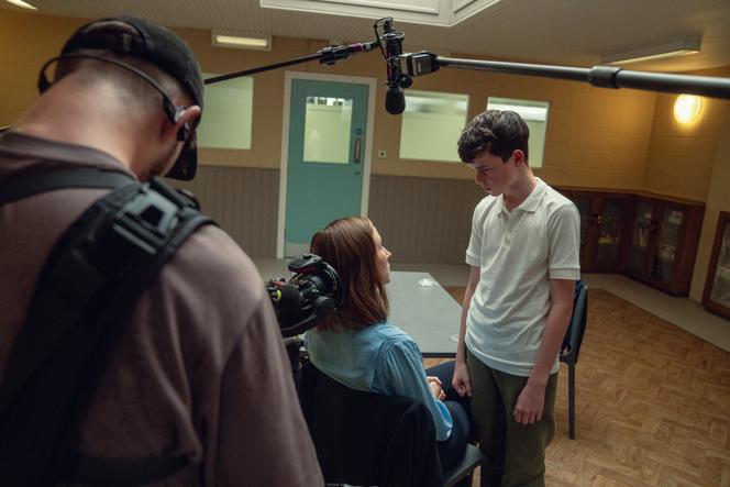 Les acteurs Erin Doherty et Owen Cooper pendant le tournage de la série « Adolescence ».